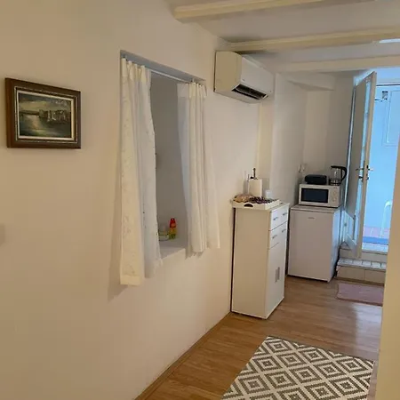 Πανσιόν Guest Sveti Jakov 3*