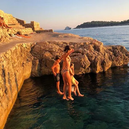 Πανσιόν Guest Sveti Jakov 3*